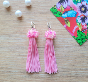 Boucles d'oreilles à pompons roses de qualité supérieure, boucles d'oreilles à pompons en soie satinée, boucles d'oreilles pendantes à pompons perlés, boucles d'oreilles légères style bohème - Product Image 2
