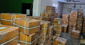 Luxurious Handmade Modern Adult Cremation Urns Metal <b>Red</b> Color Tabletop <b>Vase</b> Customized Capacity Available for Bulk Supply - Product Image 6