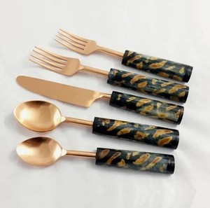 Ensemble de couverts de qualité supérieure avec poignées en bois lisses parfait pour les repas à la ferme Thèmes rustiques et paniers cadeaux - Product Image 6