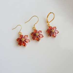 Boucles d'oreilles à crochet en forme de fleur rouge ambre, rubis rouge naturel, argent sterling plaqué or 18 carats, coupe poire, style vintage victorien - Product Image 1