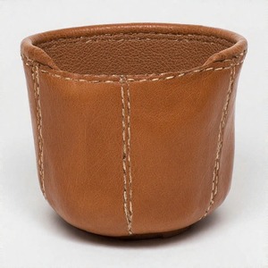 Olla de cuero estilo Heritage en tamaño mini para escritorio con tacto verde con detalles sutiles hechos a mano y textura rica - Product Image 1