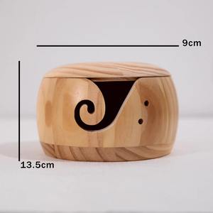 Bol à fil en bois de hêtre naturel de bonne qualité, léger, poli, organisateur artisanal avec alimentation en fil pour le crochet, disponible à la vente - Product Image 4