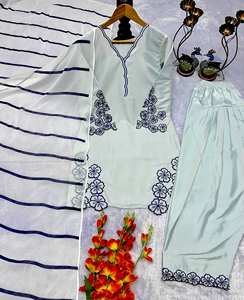 NUEVO DISEÑO MODERNO DE TOP PARA FIESTA Y SALWAR FARHI con DETALLES ELEGANTES Y TRABAJO DE BORDADO en Crepé Francés Pesado - Product Image 6