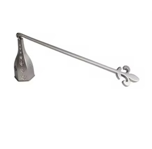 Éteignoir de bougie à long manche en métal aluminium argenté coupe-mèche sûre outil d'extincteur de bougies - Product Image 1
