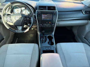 Auto Usado Económico Toyota Camry Híbrido 2017 con Volante a la Izquierda - Product Image 4