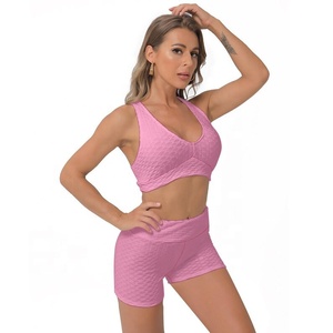 Nuevo Conjunto de Yoga Sin Costuras para Mujer: Top Halter con Cuello en V y Espalda Cruzada, Sujetador Deportivo con Aberturas, Shorts y Ropa de Gimnasio para Entrenar que Realza la Figura - Product Image 3