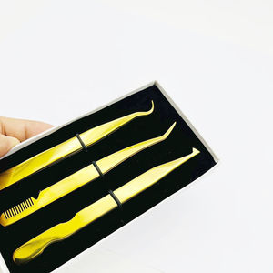 Pinzas chapadas en oro con logotipo personalizado, textura de Punta lisa con parte inferior de Peine curvo tipo gancho, acero inoxidable sostenible - Product Image 2