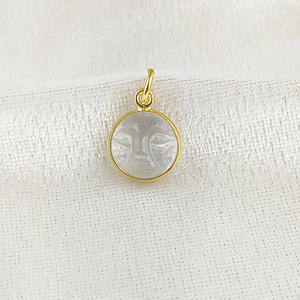 Quartz clair sculpté à la main pierre précieuse pleine lune visage pendentif 925 bijoux en argent - Product Image 6