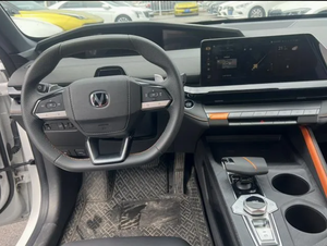 UNI-V 2025 1.5T AWD con Navegación Inteligente, Auto Usado Automático, Neumáticos R15, Interior Claro, Asientos de Cuero, Volante a la Izquierda, Llantas de Aleación de Aluminio - Product Image 2