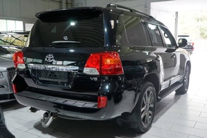 Toyota Land Cruiser 200 d'occasion, SUV noir 5 portes, véhicule tout-terrain de luxe, à échanger - Product Image 4