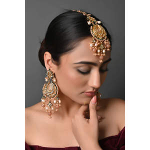 ชุดเครื่องประดับทองชุบ Kundan Maang Tikka และต่างหู ประดับด้วยทองแดงและมุก สำหรับเป็นของขวัญ พร้อมแหวนเพชร - Product Image 3