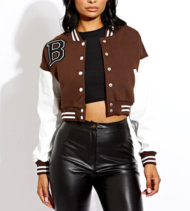 Chaqueta universitaria Letterman hecha a medida para mujer Logotipo personalizado disponible Diseño de lana y cuero Prendas de abrigo de moda Fábrica OEM - Product Image 3