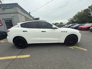 CleAN 2017 Ma-s-e-ra-ti Lev_ante S 3.0L AWD - Product Image 5