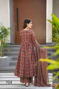 Clora Vol 7 Designer élégant indien pakistanais vêtements magnifiquement imprimé soie Kurti bas Dupatta 3 pièces ensemble pour les fêtes d'été - Product Image 3