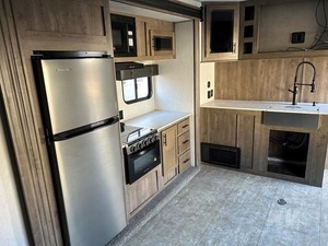 GOOD NEATLY USED RV F-O-R-E-S-T R--I-V-E-R- VEN-G-E-A-N-CE ROGUE 26VKS 2022 MODEL 36FT 2000KG PAYLOAD for SALE - Product Image 3