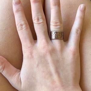 Anillo apilable de cobre, anillo de metal texturizado, anillo unisex de cobre, regalo para ella, regalo para él, joyería de cobre en bruto, anillo moderno rústico - Product Image 2