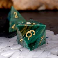 Dés en pierre précieuse verte faits à la main avec des chiffres dorés Parfait pour les jeux de rôle D&D et les jeux de société Accessoire de jeu de luxe unique