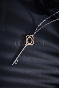 Elegante colgante de llave de diamante de moissanita de Plata de Ley 925 para mujeres y hombres corte redondo con claridad VVS chapado en oro - Product Image 4