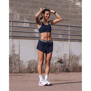 Pantalones cortos de running de tiro medio para mujer - Accelerate 3 en azul marino Futuro - Mar Báltico - Product Image 2