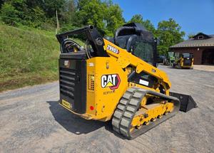 Chargeuse compacte sur chenilles CATERPILLAR 259D3 avec cabine EROPS, chauffage et climatisation, écran avancé avec caméra, hydraulique auxiliaire à haut débit - Product Image 2