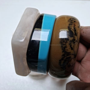 Bracelets en résine époxy de luxe avec logo personnalisé, bracelets en résine élégants et modernes pour femmes, bijoux de mode, prix d'usine - Product Image 1