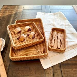 Plateau rond en rotin fait main élégant pour les dîners, les cadeaux de mariage et la décoration de table intérieure - Product Image 3