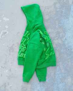 ผู้ผลิตเสื้อผ้าบุรุษ เสื้อฮู้ดดี้ผ้าฝ้ายฟลีซ พิมพ์ลายพัฟฟ์ ออกแบบเองได้ MOQ ต่ำ ราคาพิเศษ เสื้อฮู้ดดี้ลำลองแบบยูนิเซ็กซ์ - Product Image 4