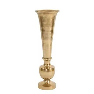 Vase contemporain en métal argenté Pièce maîtresse décorative élégante pour l'arrangement floral intérieur de la maison et le style de table - Product Image 6