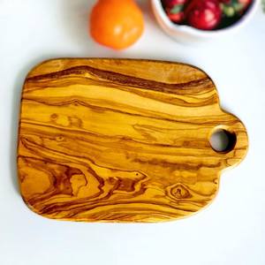 Planche à découper/à servir en bois d'olivier personnalisée, artisanale, en forme de cœur, pour charcuterie, fromage, légère et solide - Product Image 5