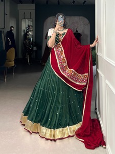 Paillettes de mousseline de soie de couleur étonnante lourde de concepteur exclusif et fabricant de Lehenga Choli de broderie de fil de l'Inde - Product Image 3