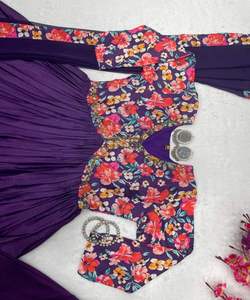 Chic Stylish Fusion Salwar Kameez Vestido moderno de estilo pakistaní en tela tradicional para fiestas - Product Image 5