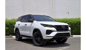 Fortuner GLX 2020, SUV 4X4 con Tracción en las Cuatro Ruedas, Asientos de Cuero, Aire Acondicionado, 5 Plazas, Cámara Trasera de 360°, 6 Cilindros - Product Image 4
