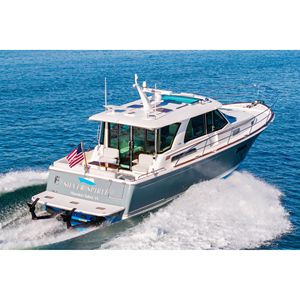 Sabre 43 Salon Express 2024, Casco de Fibra de Vidrio Resistente, Motor de Gasolina de 350 HP, 35-40 Nudos - Product Image 1