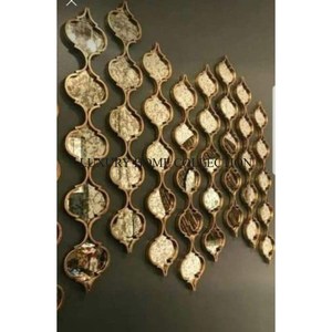 Cadre de miroir mural complexe en métal antique et en aluminium avec des motifs intemporels pour compléter l'esthétique traditionnelle et moderne - Product Image 5