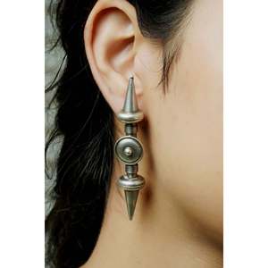 Pendientes de Plata 925 con Diseño de Gota, Estilo Dhanur - Product Image 1