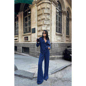 Conjunto de Blusa y Pantalones a Rayas Azul Marino para Mujer - Product Image 2