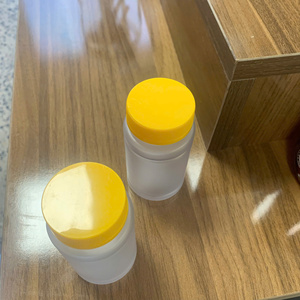 Vitamine en plastique PET givrée mate personnalisée de 100ml 150ml.... Bouteilles d'emballage de médecine de pot avec le chapeau fabriqué au Vietnam - Product Image 6