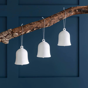 Trio de Campanas Colgantes de Cerámica Blanca Hechas a Mano para Decoración Moderna del Hogar y Estilo de Exhibición con Toque Escandinavo Minimalista - Product Image 1