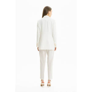 เสื้อแจ็คเก็ตสีขาวนวลแบบกระดุมสองแถวพร้อมตกแต่งด้วยกระดุม - Product Image 4