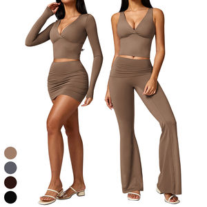 Vente en gros d'ensembles de yoga décontractés pour femmes vêtements d'entraînement à séchage rapide hauts de sport en V profond - Product Image 1