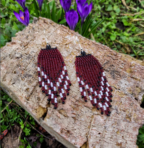 Pendientes de borla con flecos y cuentas pequeñas de color burdeos, estilo bohemio y gipsy, de moda y estéticos. - Product Image 2