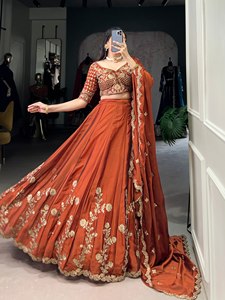 Soie traditionnelle broderie séquence travail concepteur fantaisie dentelle bordure Lehenga Choli indien et pakistanais vêtements de mariage - Product Image 3