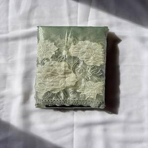 Sari de Seda Pura Oris VASTRA COTTAGE con Bordado de Loto, Apliques de Flores Butti, Borde Calado, Calidad Original con Blusa Complementaria - Product Image 5