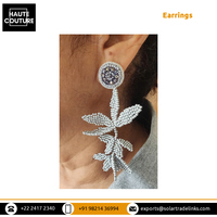 Koleksi unik dari 7cm manik-manik bordir tangan panjang membuat ringan gaya Creeper manik-manik daun anting-anting menjuntai untuk wanita