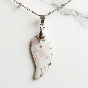 Collier pendentif pierre précieuse jaspe sésame sculpté aile d'ange en argent 925 - Product Image 1