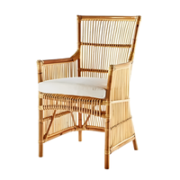 Fauteuil en rotin naturel artisanal avec un design élégant à dossier haut et un coussin moelleux pour salon et villa