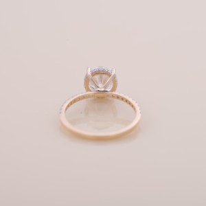 แหวนเพชรทรงกลมเจียระไนแบบบริลเลียนท์ที่ได้รับการรับรองจาก IGI สำหรับงานหมั้นและงานแต่งงาน ทำจากทอง 9K สีเหลือง/สีโรสโกลด์ และสีขาว พร้อมวงแหวนประดับเพชรแบบพาเว่ - Product Image 4