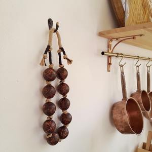 Encantadora guirnalda natural de primavera con flores de resina marrón para la decoración del hogar o eventos agrega una decoración colgante de pared romántica suave - Product Image 4