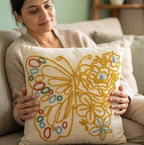 Housse de coussin carrée bohème Butterfly Bloom, écologique, à franges et brodée - Product Image 2