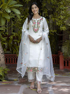 Kurti pour femmes fabriqué en Inde pour les fêtes ou les festivals, disponible pour la vente en gros - Product Image 6